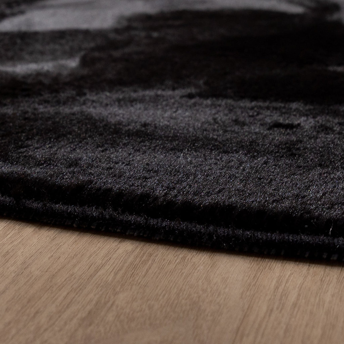 Round Low-Pile Rug - Cozy Black