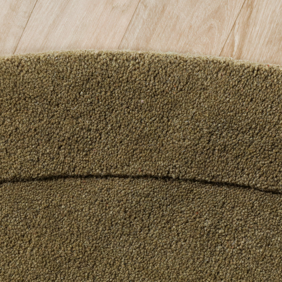 Organic rug - Isara Border Olijfgroen